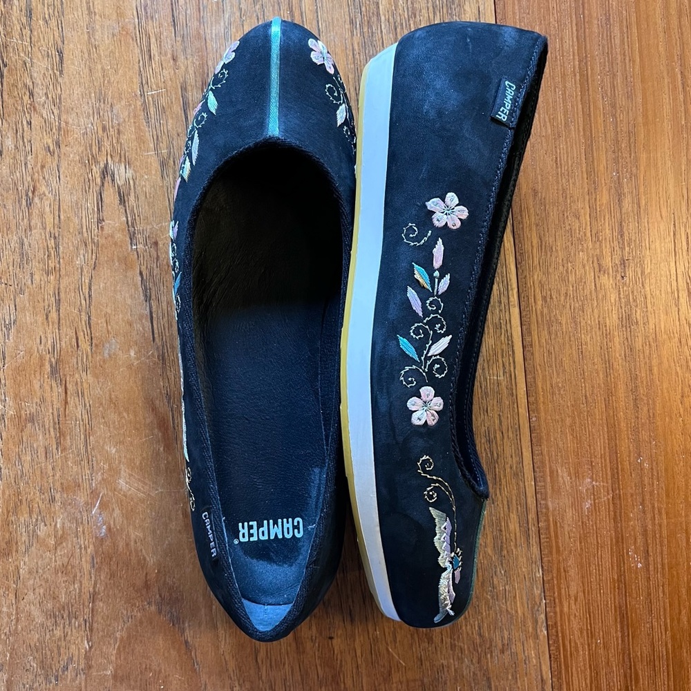 Camper || Embroidered Ballet Flats
